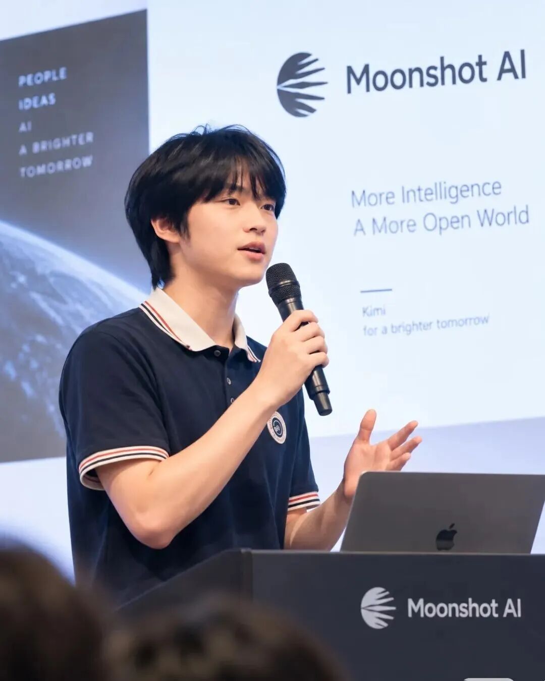 陈广宇在 Moonshot AI 活动现场演讲