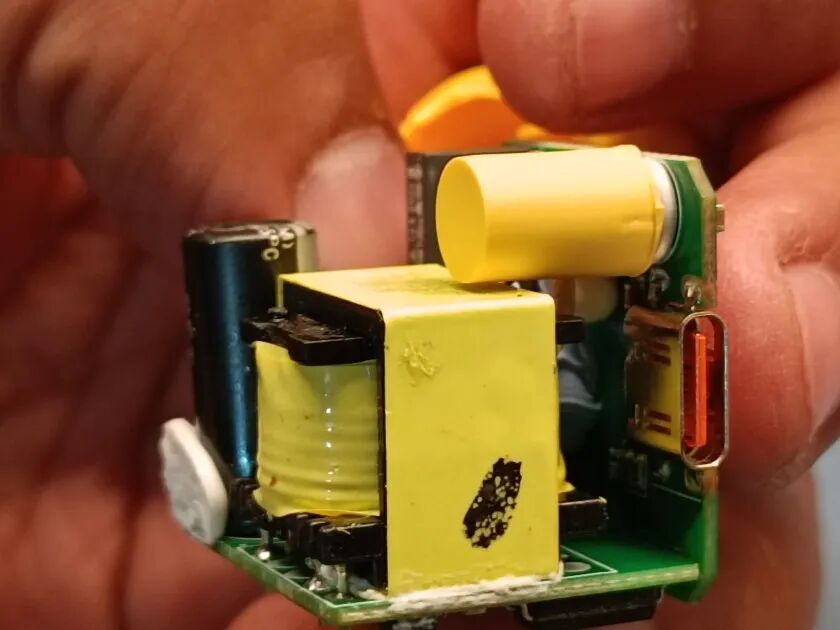 USB-C接口及周围焊点特写