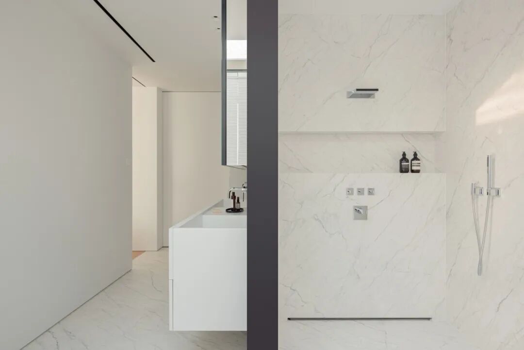 淋浴区，大理石墙面与顶喷花洒