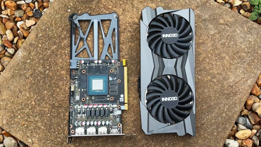 显卡PCB板与散热器拆解:GPU芯片、显存颗粒与VRM供电模块