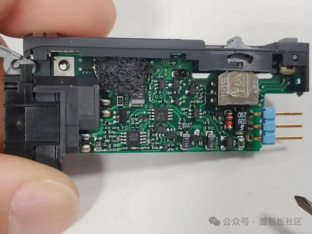 去除屏蔽层后的电路板底层