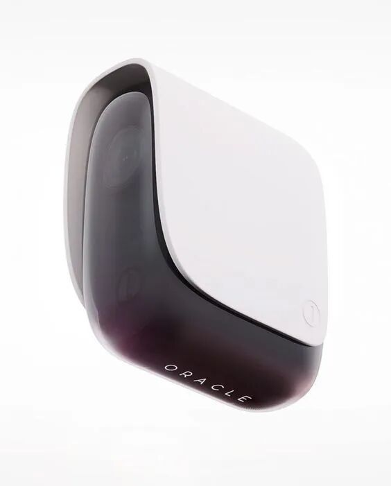 印有ORACLE的白色渐变立方体设备