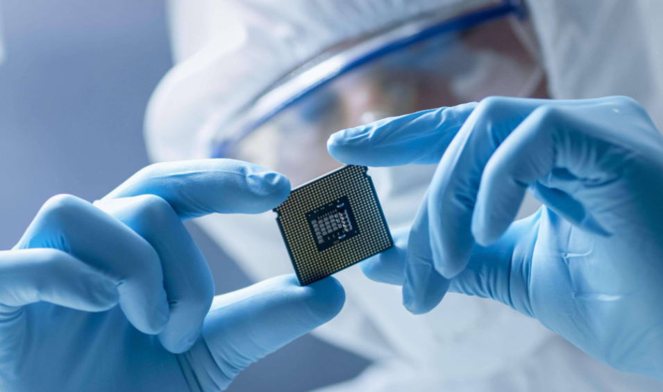 手持集成电路芯片的无尘服技术人员