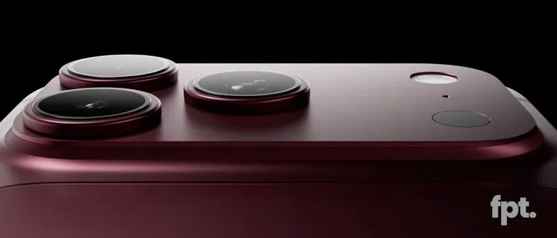 深红色手机后置摄像头模组特写