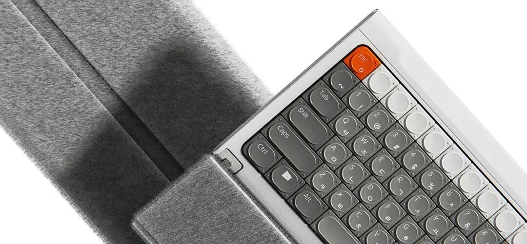 银灰色笔记本键盘橙色ESC键另一角度