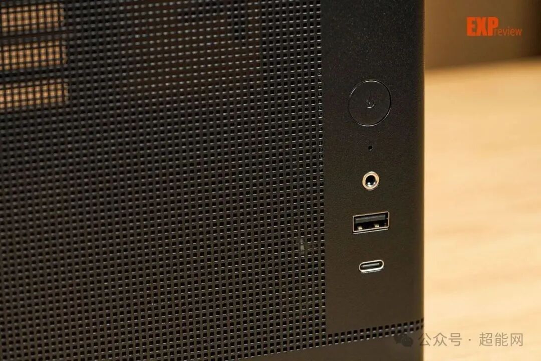 TG100机箱前面板I/O接口特写