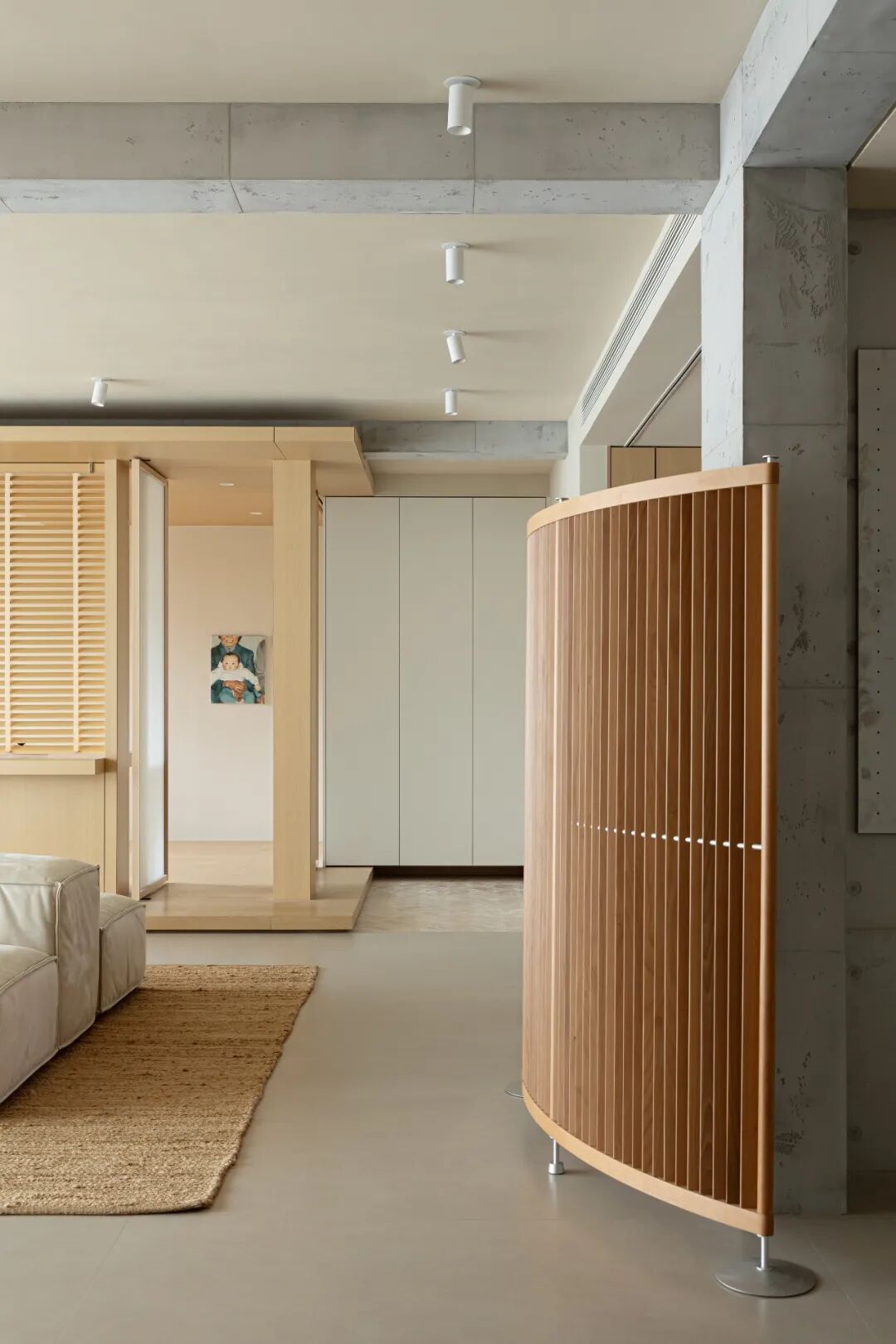 弧形木质屏风旁的沙发区域