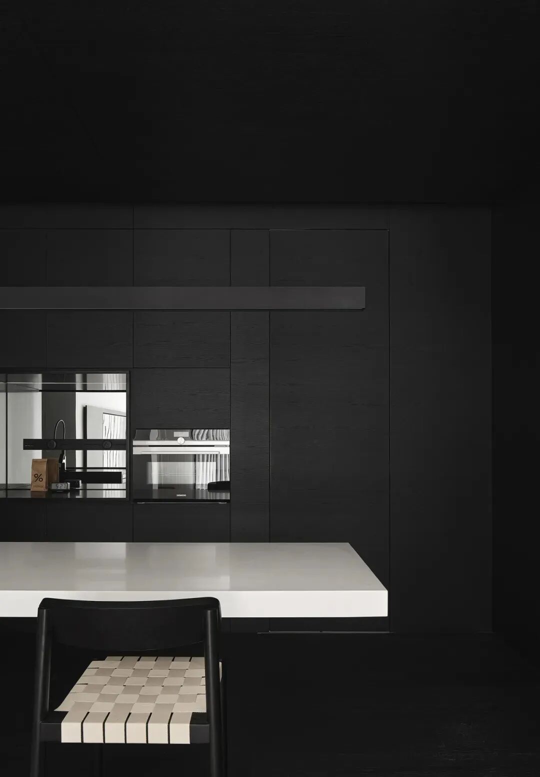 黑色现代厨房，棋盘格椅子