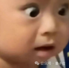 一个睁大眼睛、表情惊讶的婴儿,表达对AI编程速度的震惊