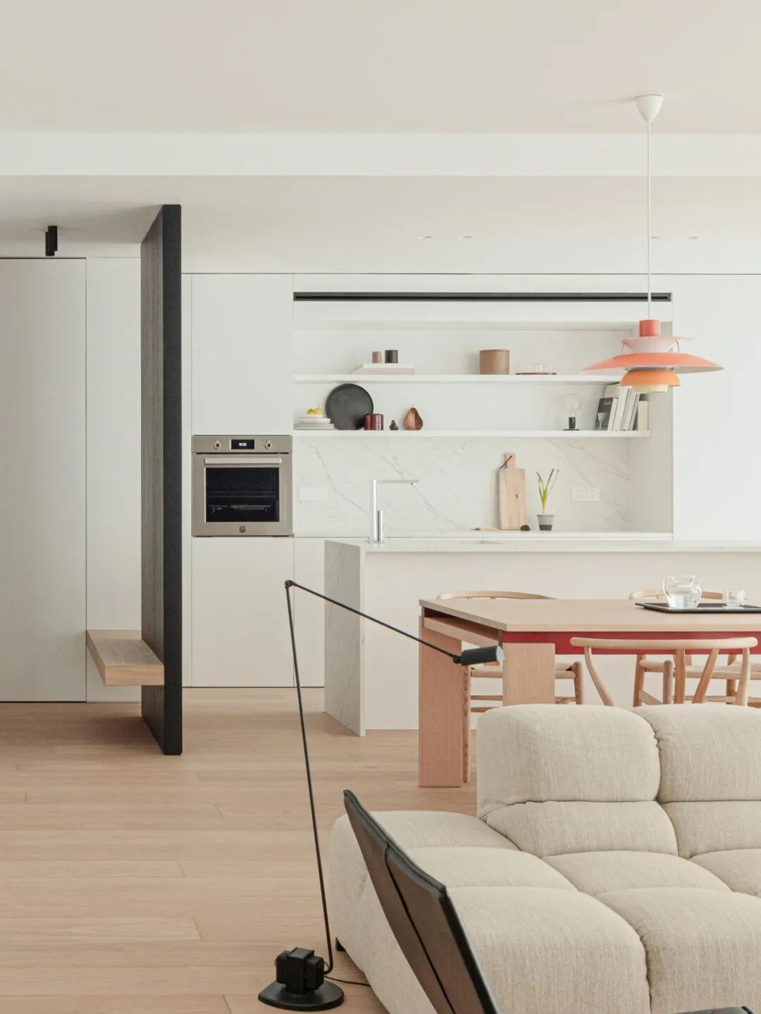 厨房与餐厅全景，橙色吊灯与黑色落地灯