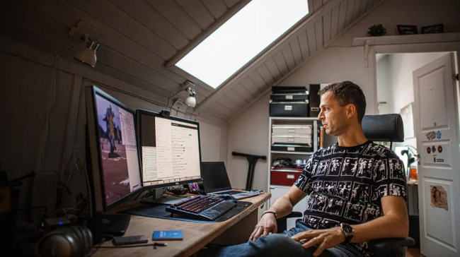 程序员丹尼尔·斯坦伯格在办公室工作