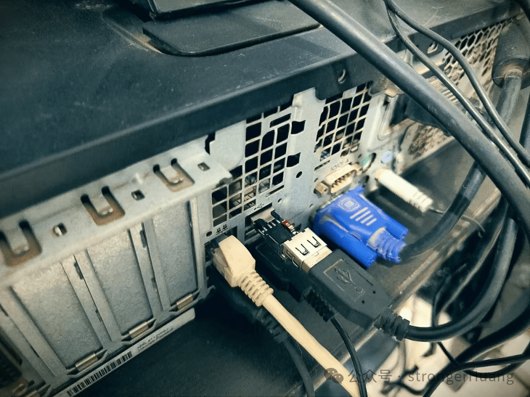 电脑主机背面的接口连接特写