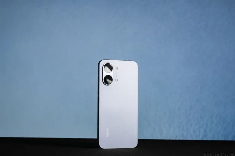 REDMI Turbo 5 Max 银色机身背面