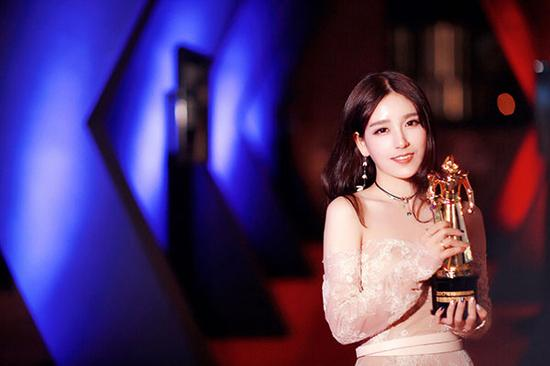 一位女解说手持奖杯