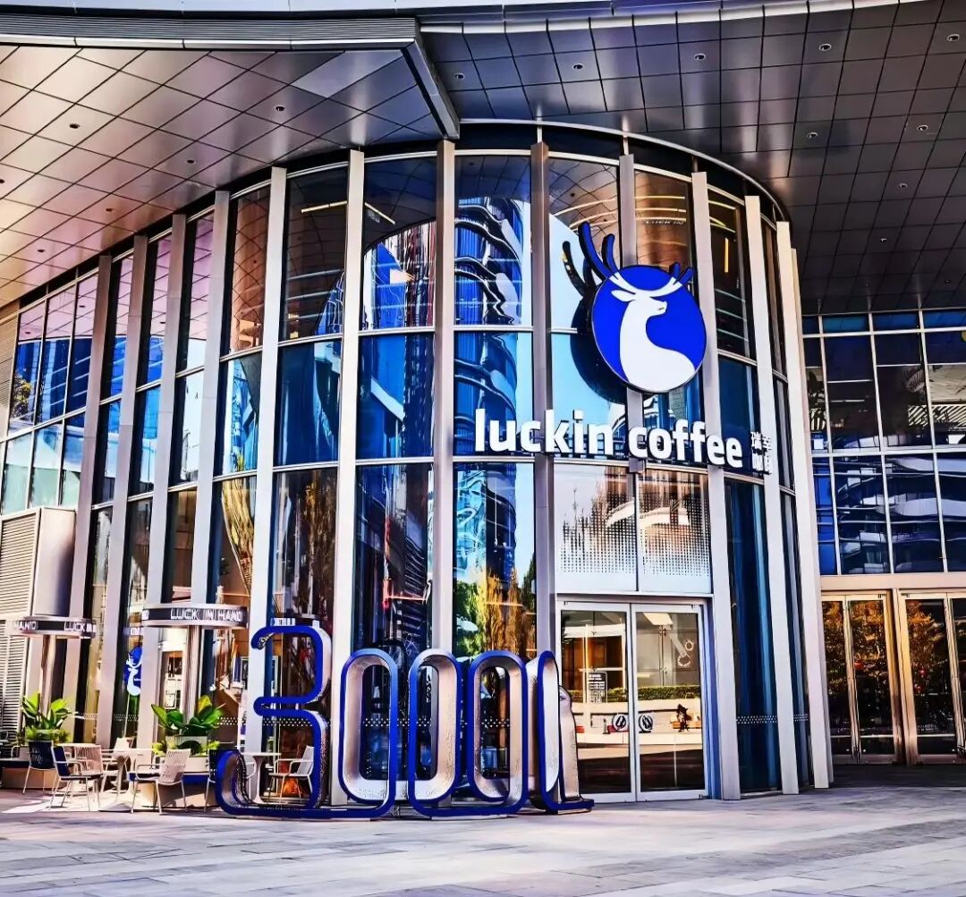 瑞幸咖啡门店外观,门前立有数字“3000”标识