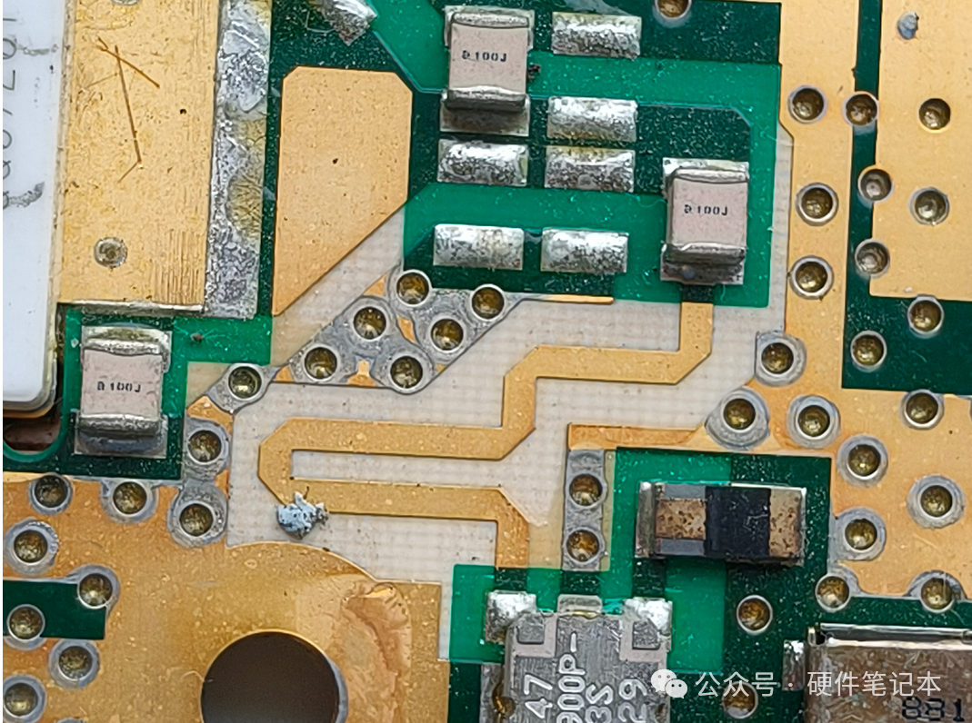 密集的贴片元件与走线