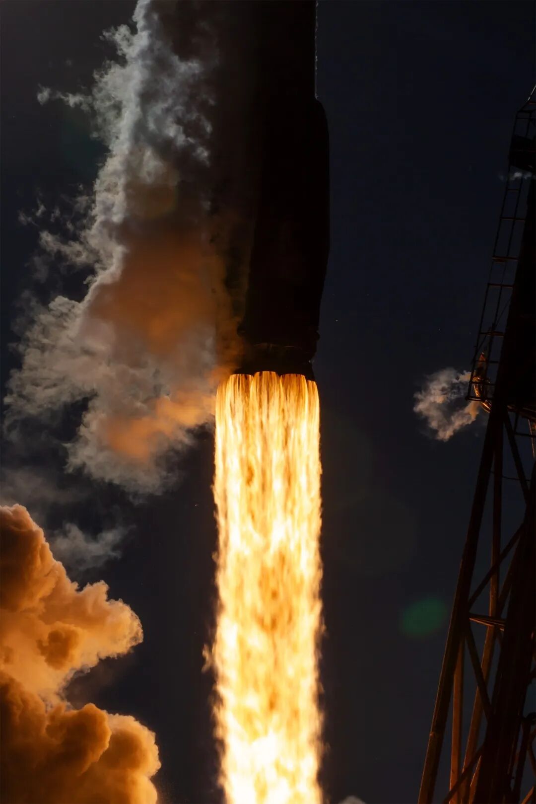火箭发射瞬间,烈焰喷涌照亮夜空