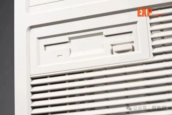白色设备侧面凹槽与散热格栅