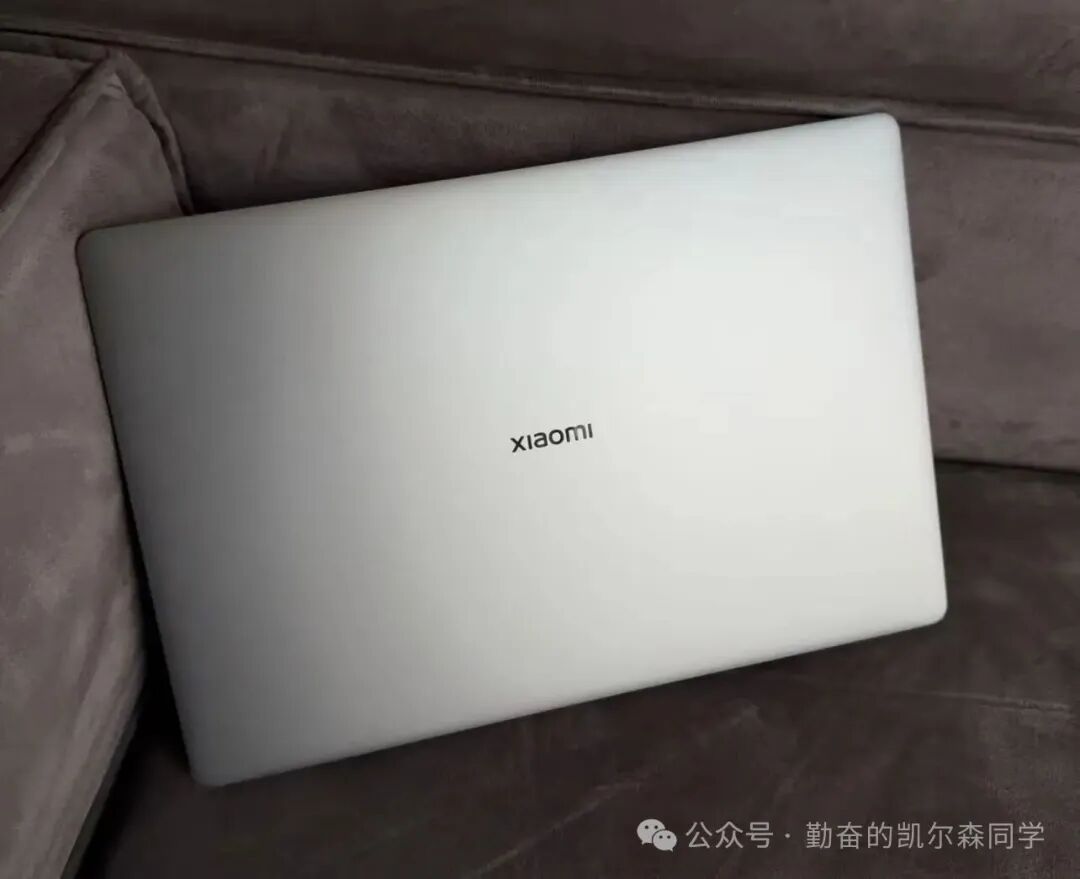 小米笔记本Pro 15合盖外观