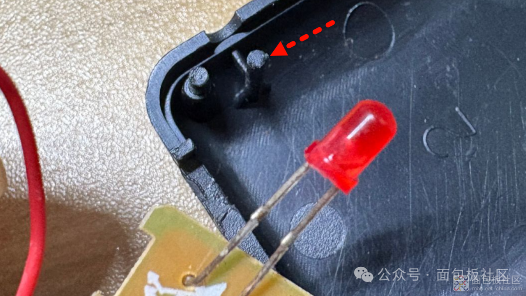 外壳内部用于固定主板的卡扣凸起特写