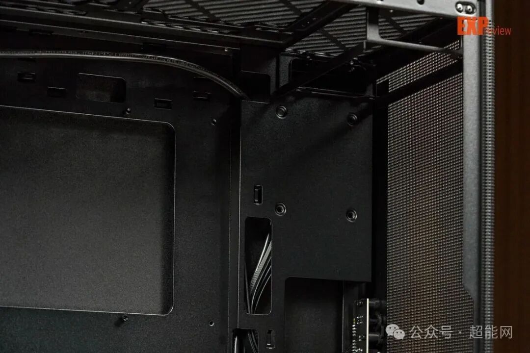 机箱前置电源安装位特写