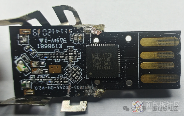 PCB正面主控芯片特写