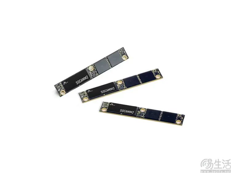 三块印有SOCAMM2字样的黑色长条形模块