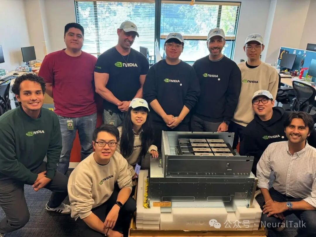 与NVIDIA送的H200机器合影