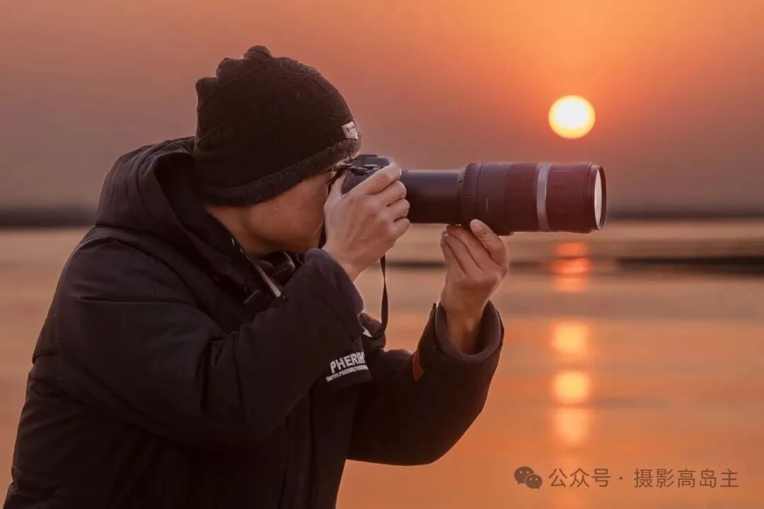 摄影师使用长焦镜头拍摄日落