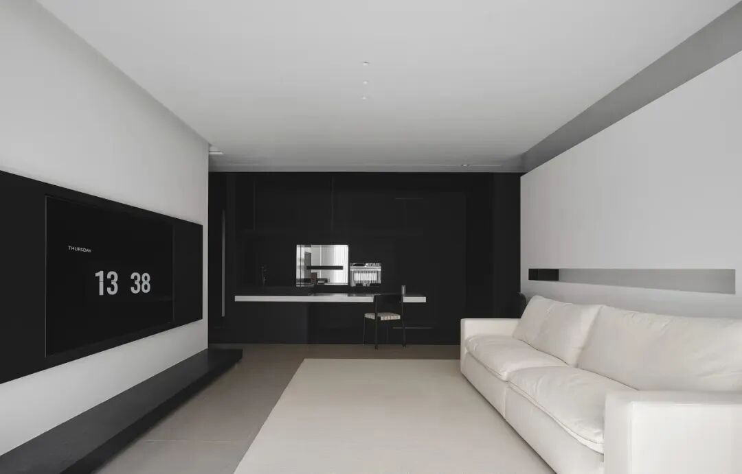 黑色电视墙显示时间