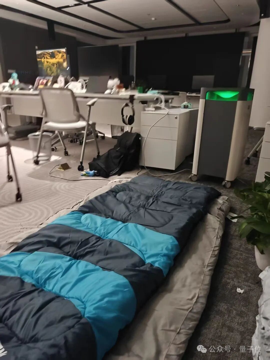 公司工位旁的地铺