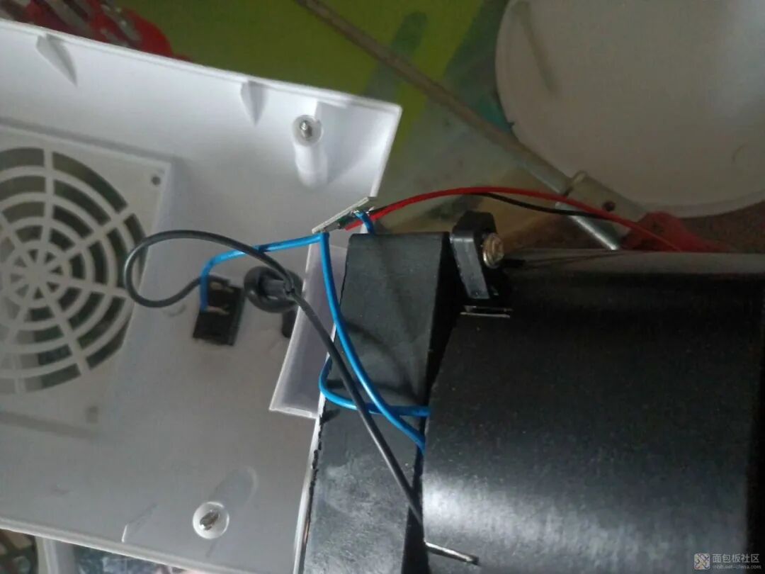 电暖风机内部背面结构