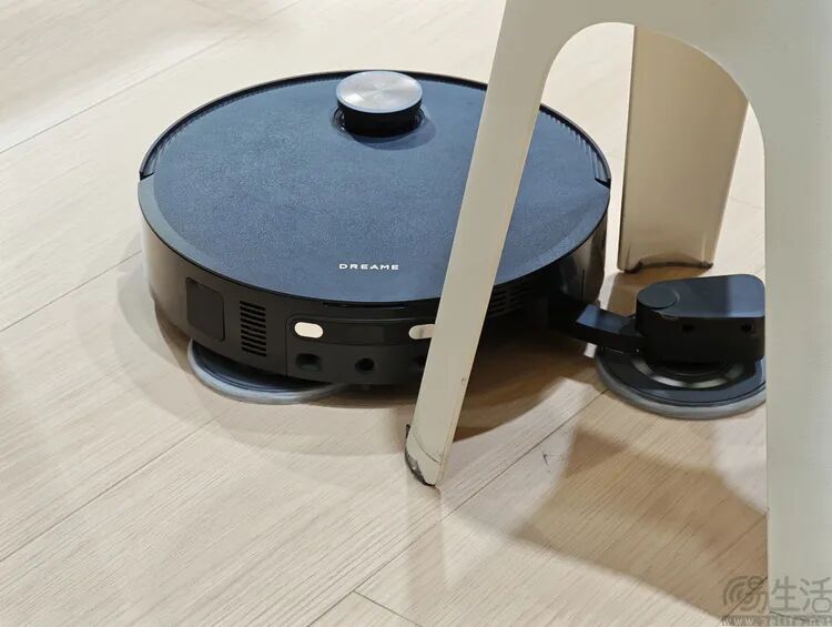 追觅扫地机器人在桌腿下工作