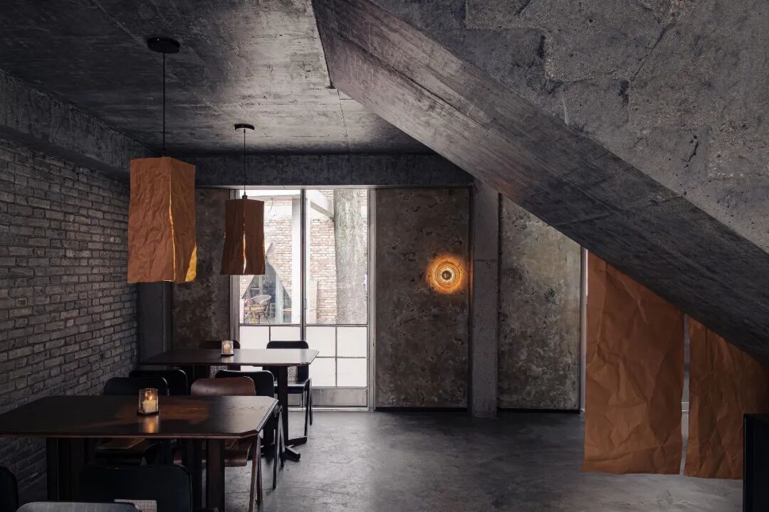 雀斑室内混凝土空间与纸灯