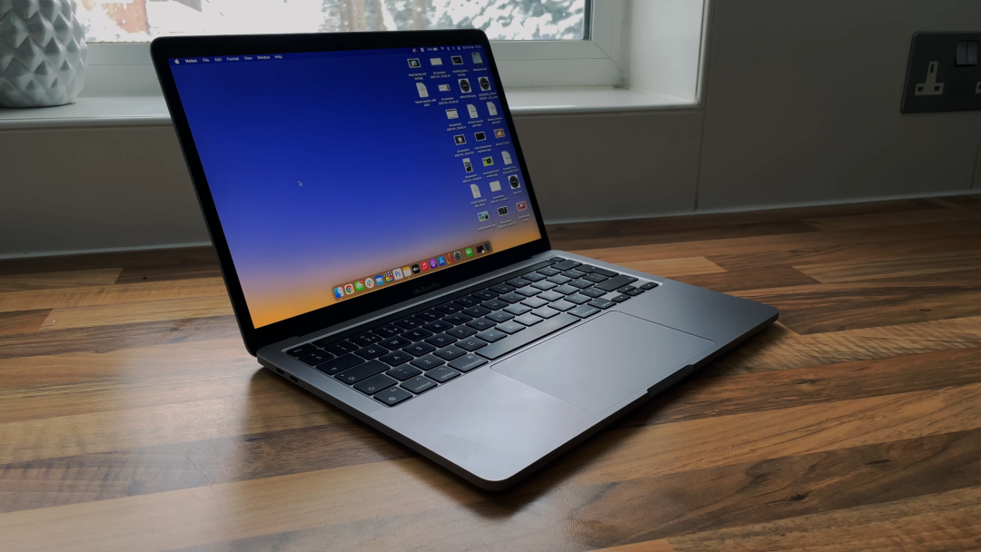 MacBook 运行 macOS 桌面环境,展示日常文本编辑工作场景
