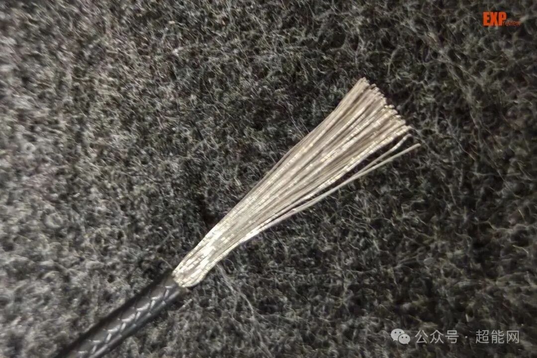ROG EQ显卡模组线绞线结构特写