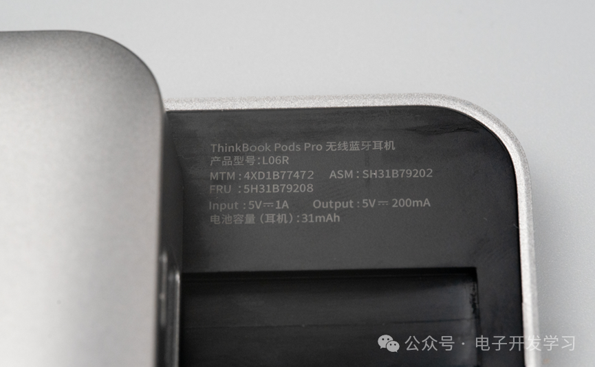 充电盒滑盖打开状态