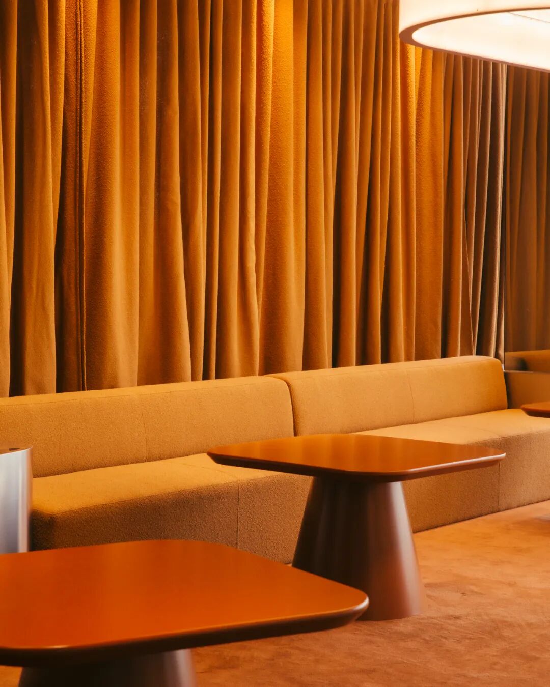 URW总部暖色调休息区与窗帘