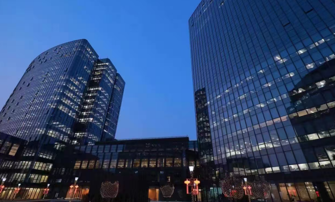 黄昏时分的公司大楼