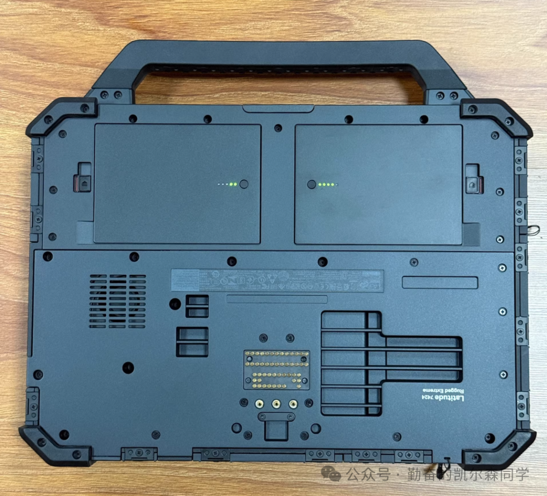 戴尔坚固本底部视图,展示双电池仓与扩展接口