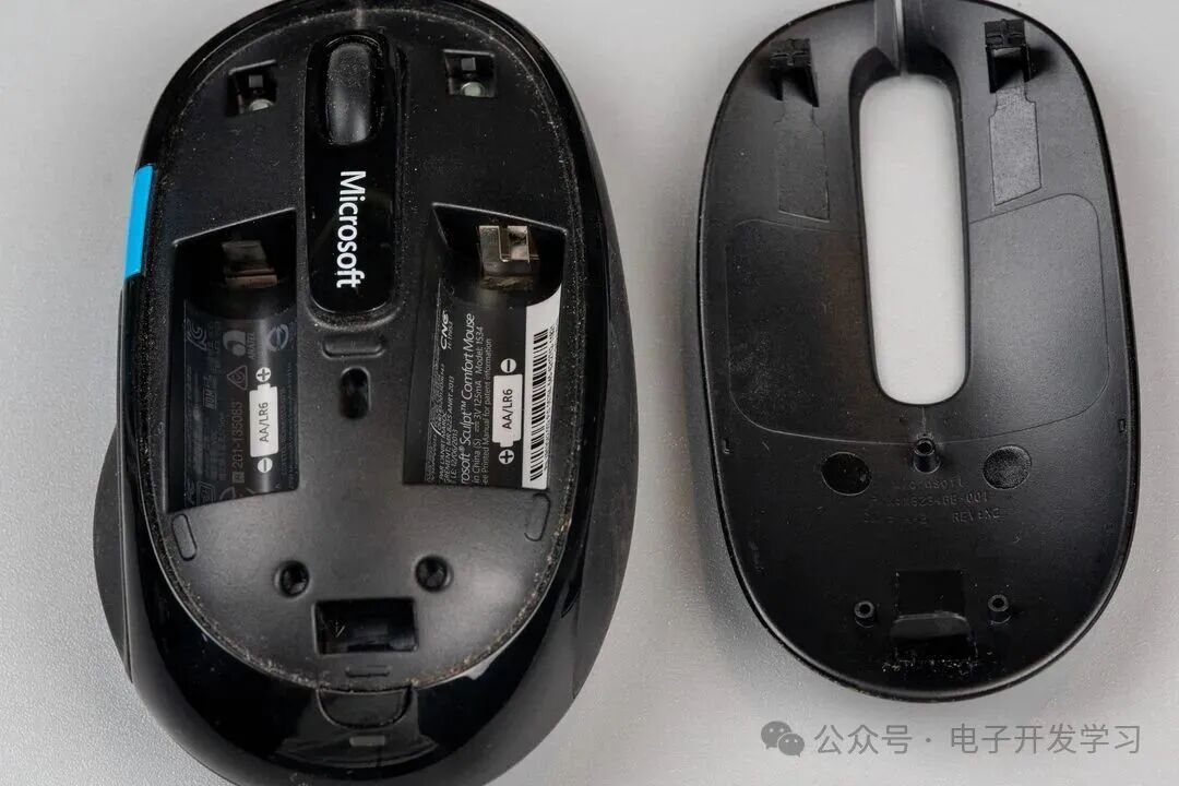 微软Sculpt Comfort Mouse拆开底盖露出电池仓