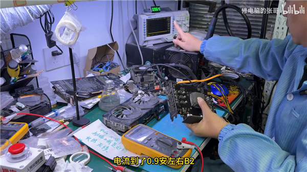 维修人员正在进行通电测试