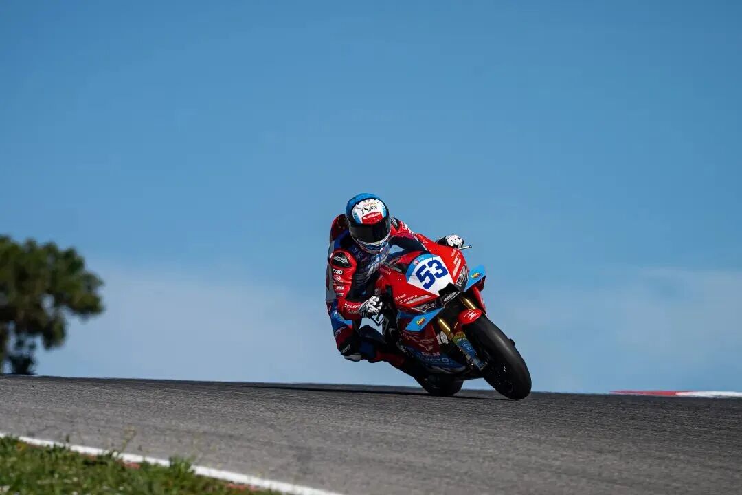 张雪机车夺冠瞬间