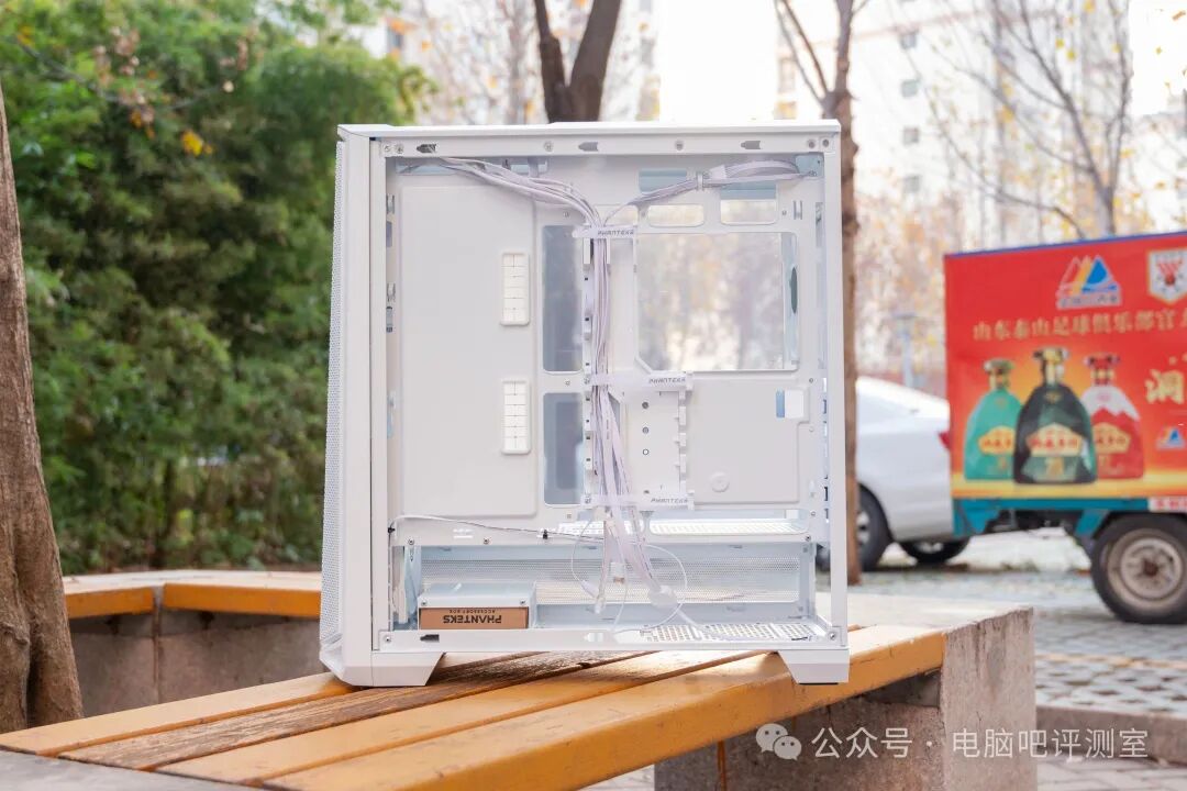 机箱内部结构，支持背插主板