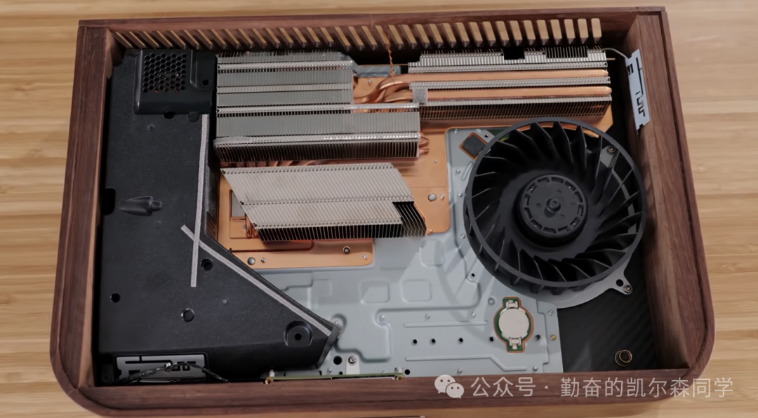 PS5内部散热模组与硬件特写