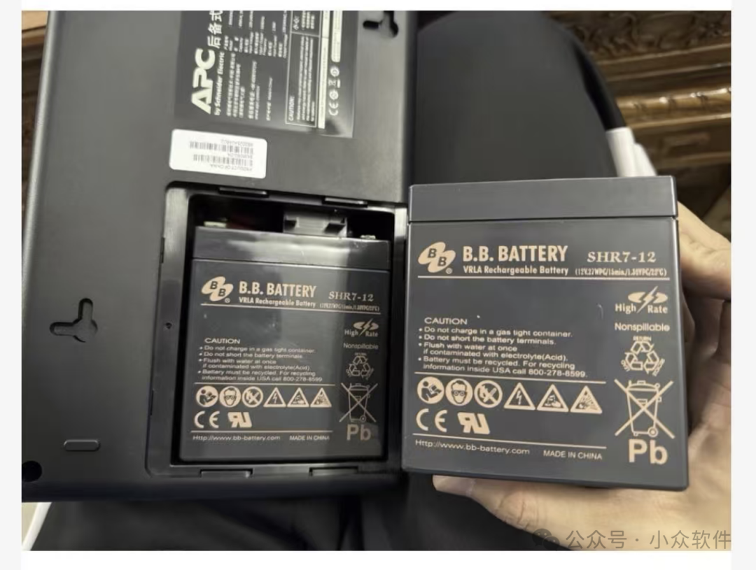 APC UPS内部电池组特写