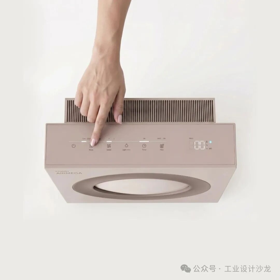 米色空气净化器控制面板特写，品牌标识为 AIRMEGA