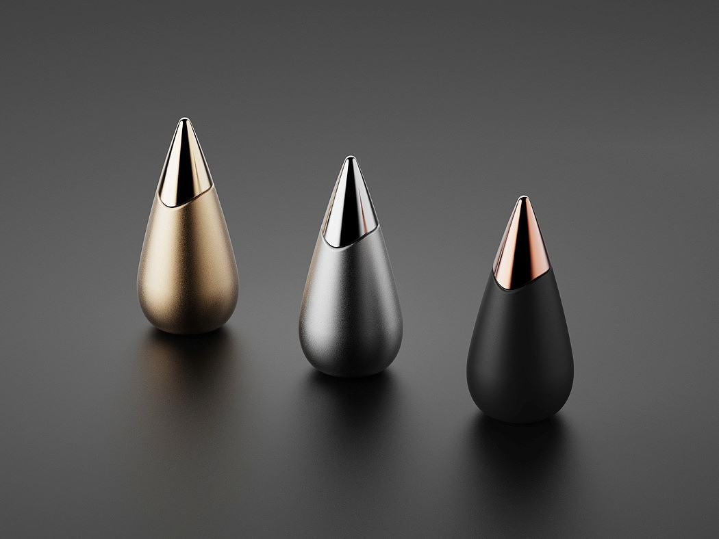 三件锥形金属物件陈列