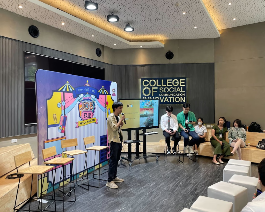 Bit Egg在某大学招聘活动现场