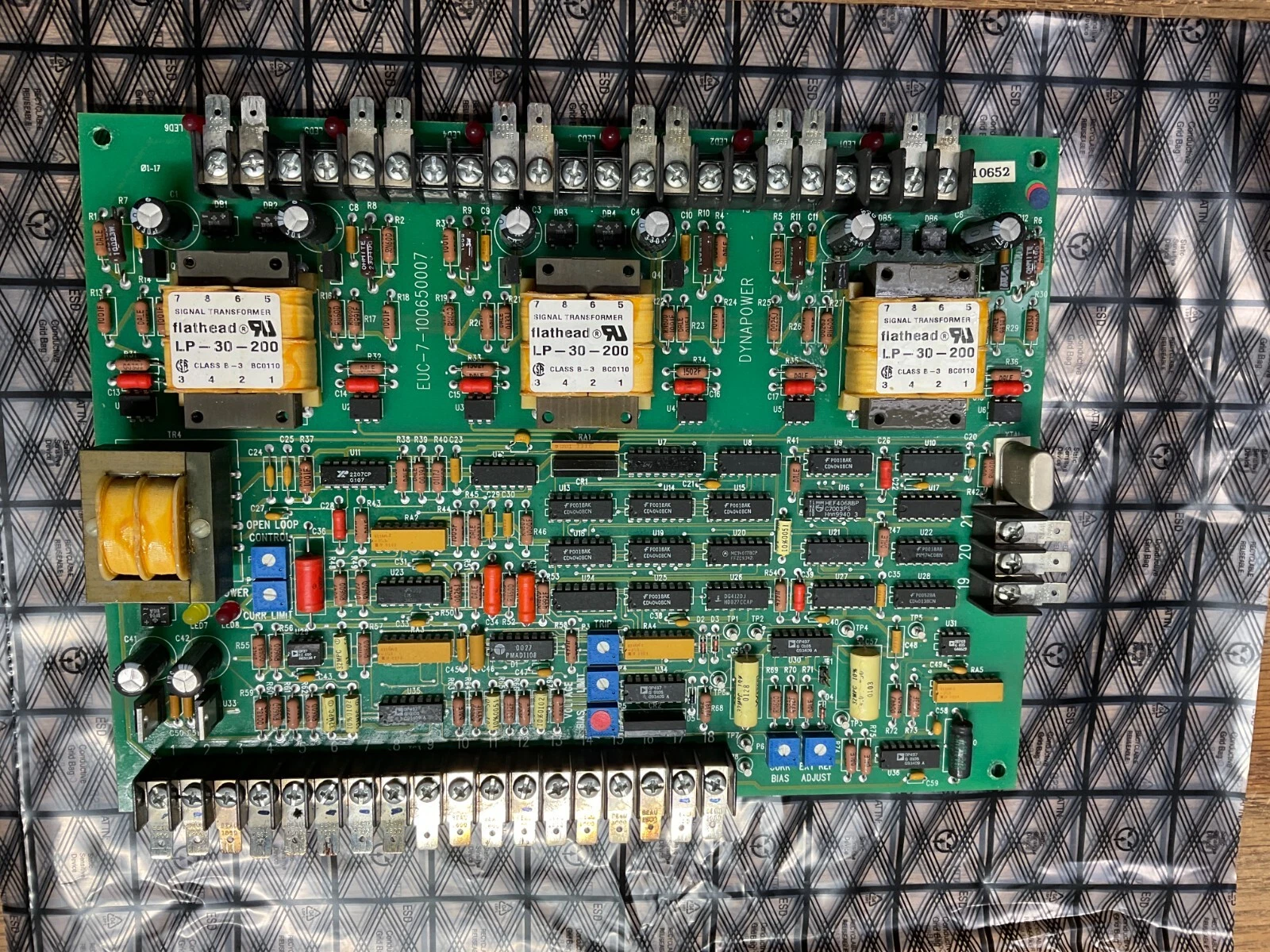 伊顿EUC-7系列断路器电路板正面细节图，展示其内部结构和元件布局